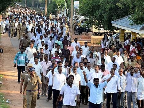 பணி நிரந்தரம் செய்யக்கோரி, நெய்வேலியில் ஒப்பந்தத் தொழிலாளர்கள் கண்டன பேரணி